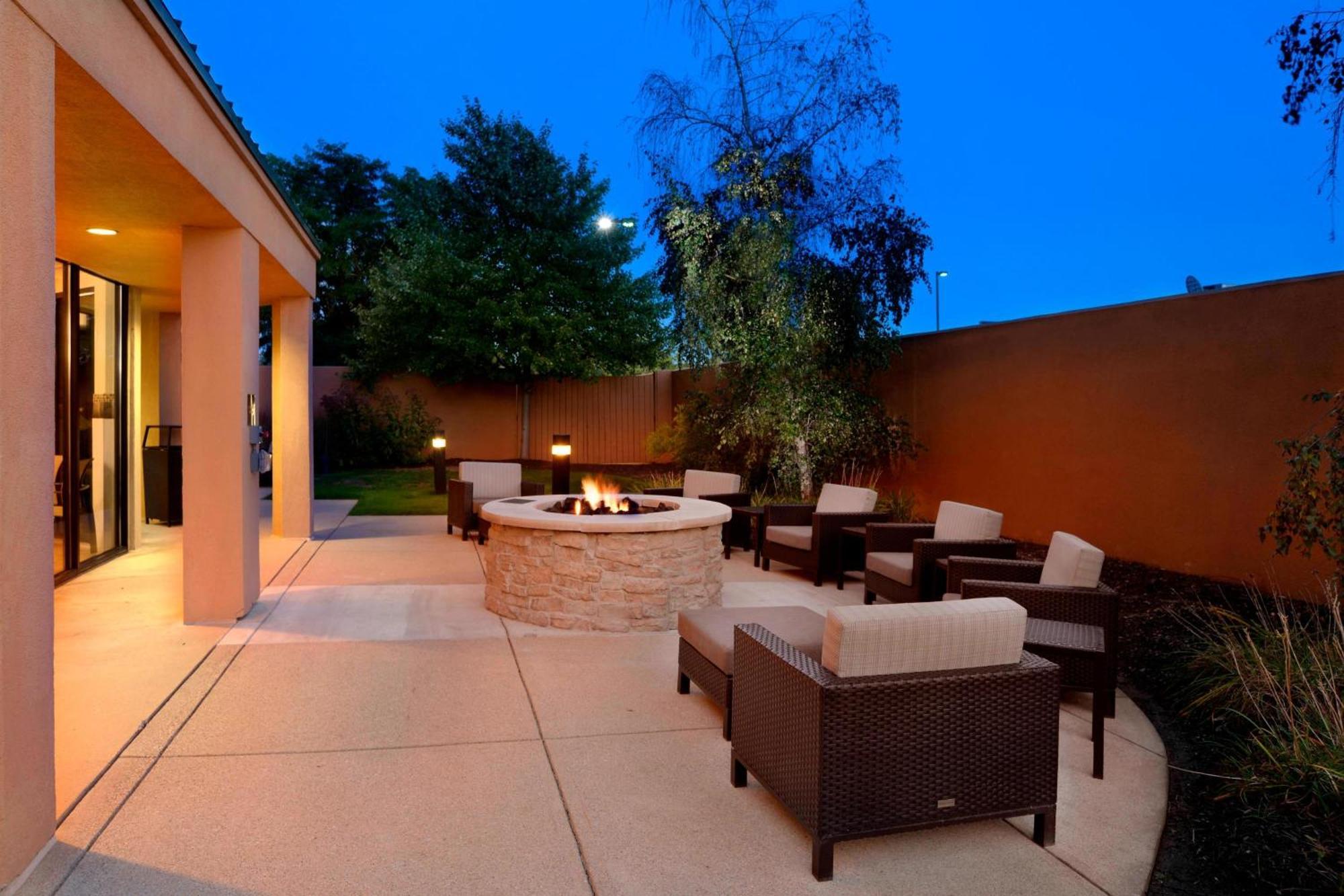 Courtyard By Marriott Kokomo Exterior photo